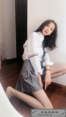<span style='color:#FFFFFF'>学生制服的清新美女, 颜值很高!</span>