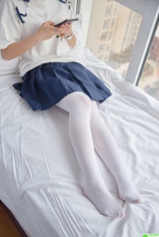 福利美图 窗台上的白丝女孩